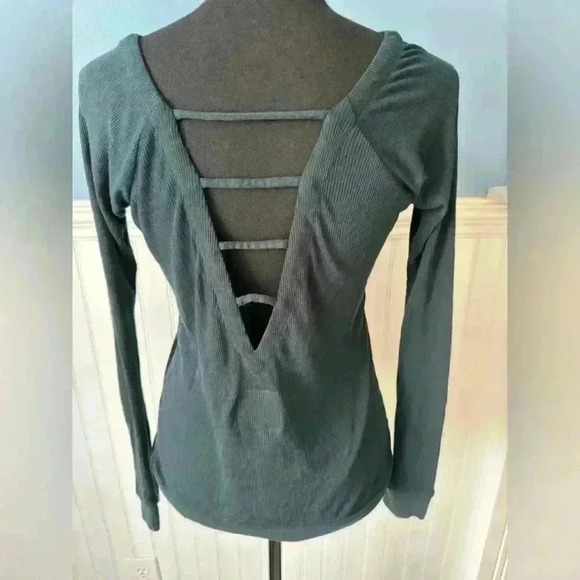 NWT Chaser Long Sleeve V Neck Open Back Criss Cross Back Top ~ Yosemite ~ Small - Picture 2 of 4